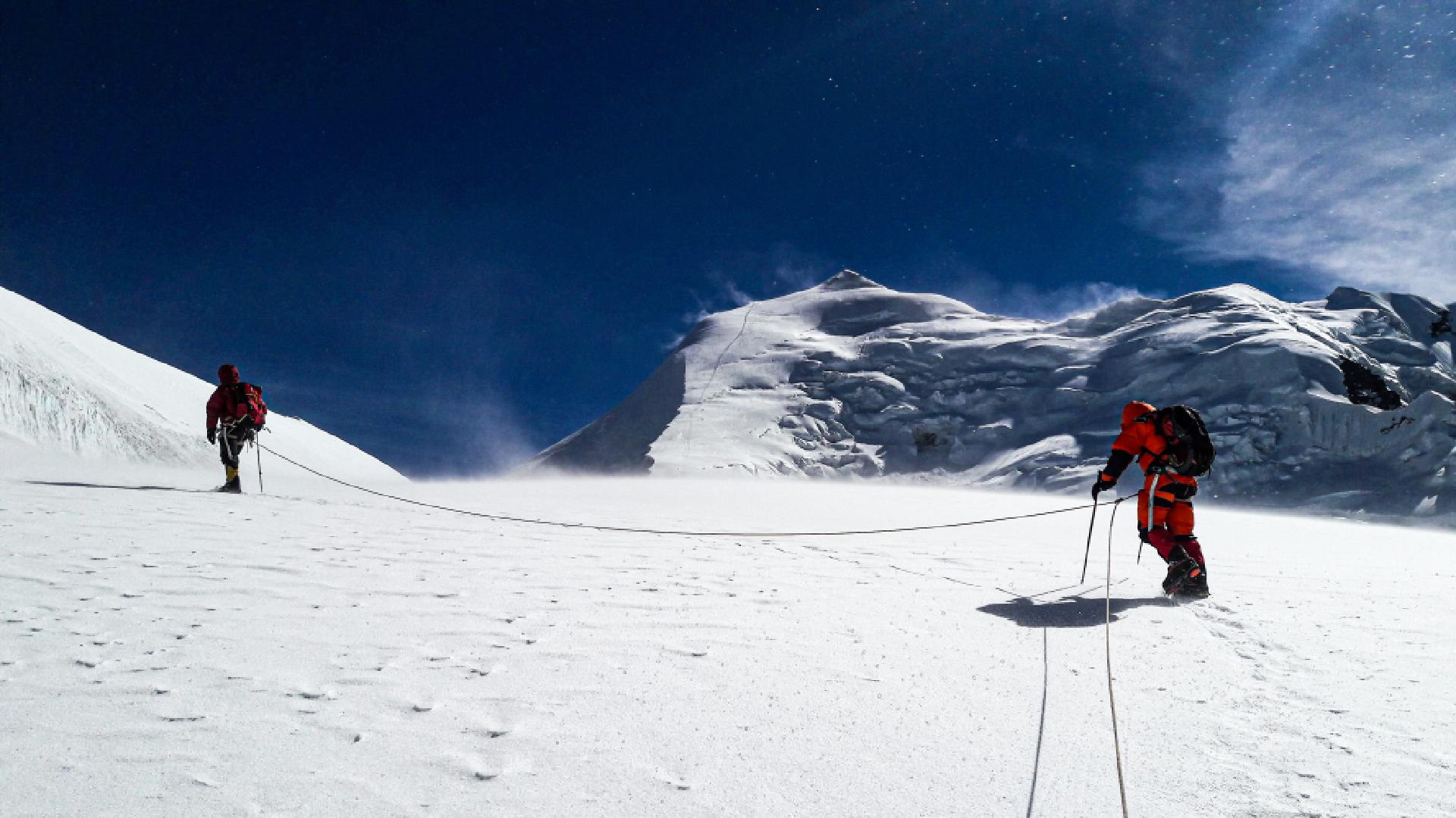 Ascend the classic Mt. Himlung [7,126M]